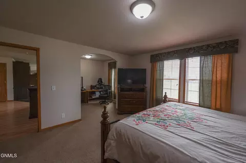 1621 Bison Dr, Williston, ND 58801 photo 9