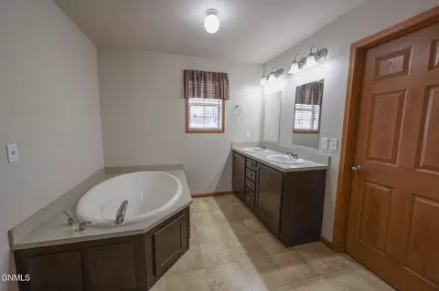1621 Bison Dr, Williston, ND 58801 photo 11