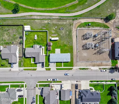 1621 Bison Dr, Williston, ND 58801 photo 2