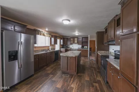 1621 Bison Dr, Williston, ND 58801 photo 3