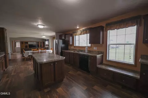 1621 Bison Dr, Williston, ND 58801 photo 4