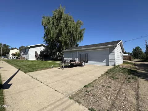 720 6th St W, Williston, ND 58801 photo 2