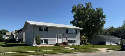 720 6th St W, Williston, ND 58801