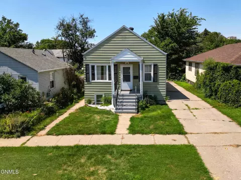 1110 15th St, Bismarck, ND 58501