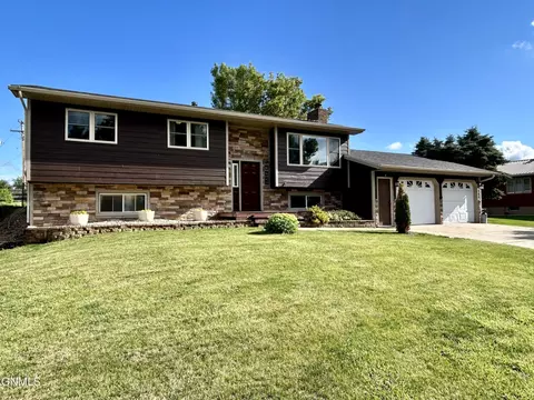 107 Borchardt Ave, Underwood, ND 58576
