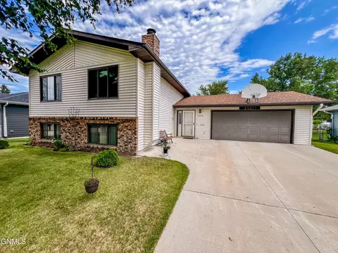 1026 7th Ave NW, Valley City, ND 58072