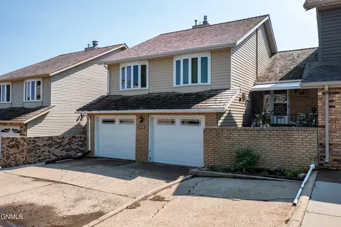 535 Marilyn Dr NW, Mandan, ND 58554
