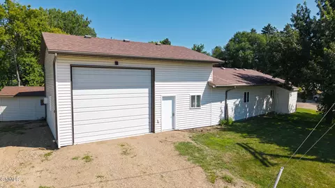 215 3rd Ave W, Gackle, ND 58442 photo 4