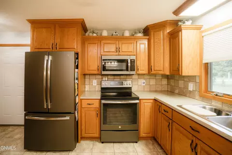 215 3rd Ave W, Gackle, ND 58442 photo 7