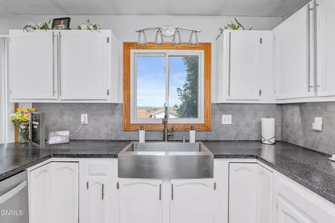935 N 33rd St, Bismarck, ND 58501 photo 8