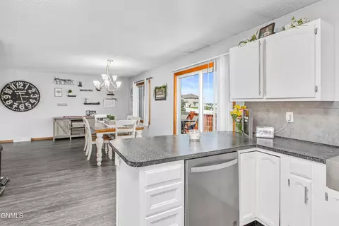 935 N 33rd St, Bismarck, ND 58501 photo 9