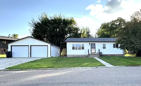 121 6th St SE, Watford City, ND 58854