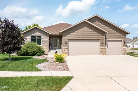 4736 Feldspar Dr, Bismarck, ND 58503