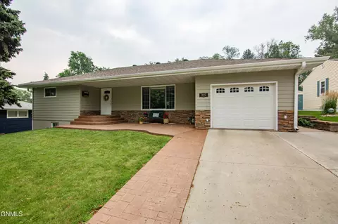 925 Crescent Ln, Bismarck, ND 58501