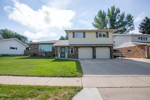 1325 Crestview Ln, Bismarck, ND 58501