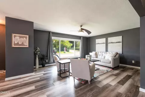 70 8th St W, Dickinson, ND 58601