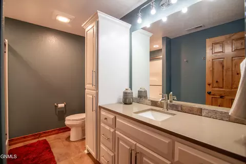 Bath - 3102 Clairmont Rd, Bismarck, ND 58504 photo 10 of 12