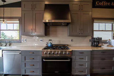 Kitchen - 3102 Clairmont Rd, Bismarck, ND 58504 photo 4 of 10