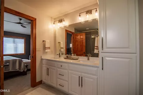 Bath - 3102 Clairmont Rd, Bismarck, ND 58504 photo 4 of 12
