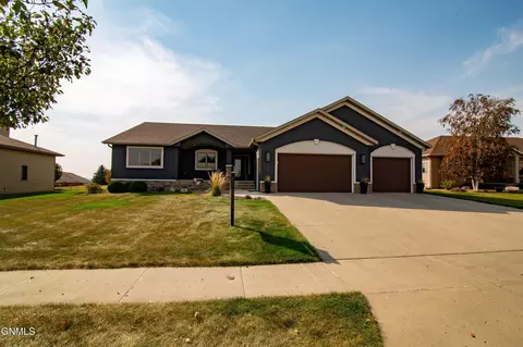 Exterior - 3102 Clairmont Rd, Bismarck, ND 58504 photo 2 of 7