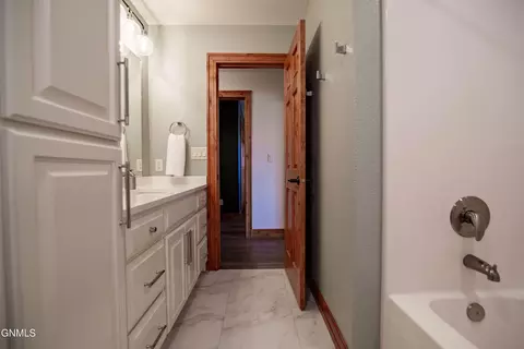 Bath - 3102 Clairmont Rd, Bismarck, ND 58504 photo 9 of 12