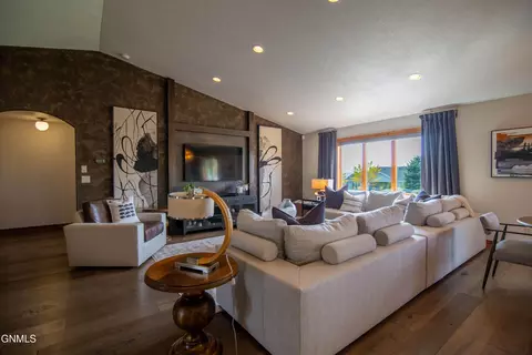 Living - 3102 Clairmont Rd, Bismarck, ND 58504 photo 2 of 5