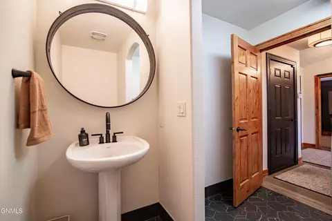 Bath - 3102 Clairmont Rd, Bismarck, ND 58504 photo 2 of 12