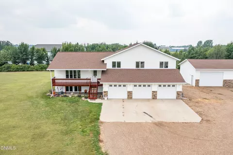 5715 Country Creek Dr, Bismarck, ND 58503