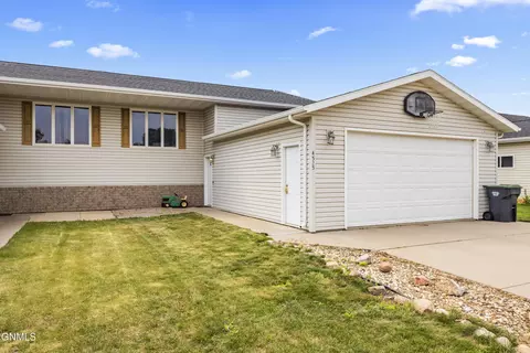 4525 30th Ave NW, Mandan, ND 58554