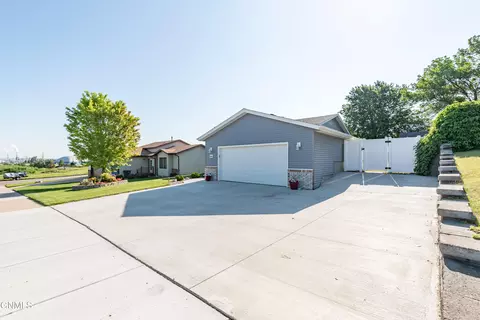 1504 3rd Ave NE, Mandan, ND 58554 photo 2