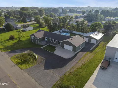 3906 3rd Ave E, Williston, ND 58801