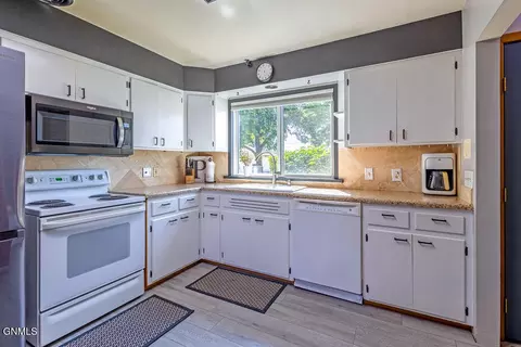 Kitchen - 641 17th Ave W, Williston, ND 58801 photo 4 of 6