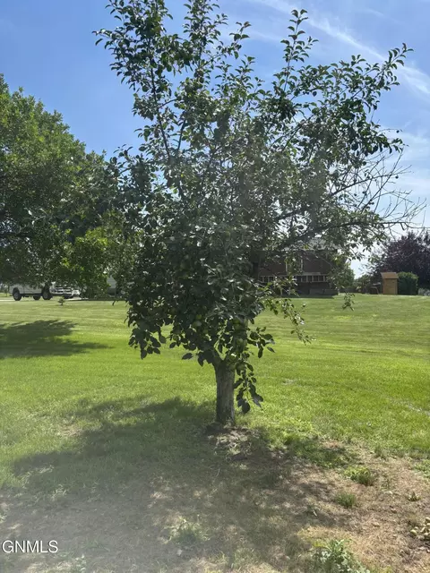 Exterior - 2815 9th Ave E, Williston, ND 58801 photo 6 of 7