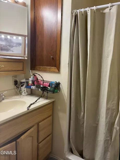 Bath - 2815 9th Ave E, Williston, ND 58801 photo 1 of 4