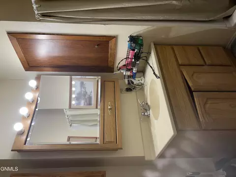 Bath - 2815 9th Ave E, Williston, ND 58801 photo 2 of 4