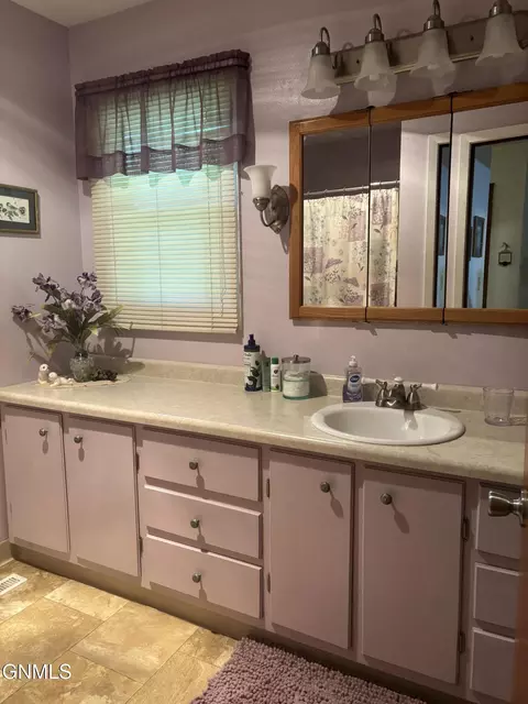 Bath - 2815 9th Ave E, Williston, ND 58801 photo 3 of 4
