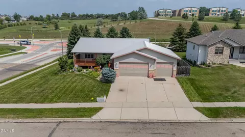 4432 Overland Rd, Bismarck, ND 58503