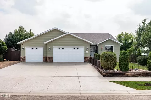 701 Lincoln Ct SE, Mandan, ND 58554