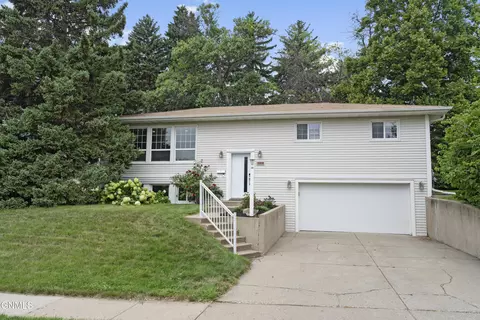 1108 Pioneer Dr, Bismarck, ND 58501