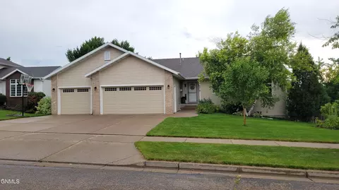 2515 Sharps Pl, Bismarck, ND 58503