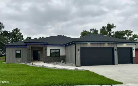 5516 Smette Bnd, Bismarck, ND 58504