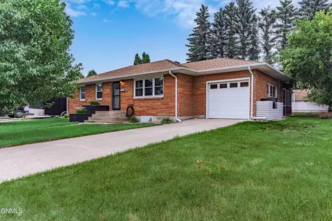 702 18th St NW, Mandan, ND 58554