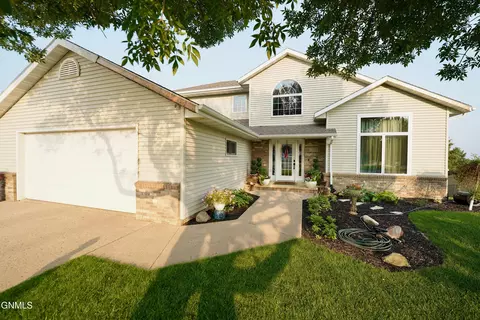 1702 Evergreen Dr NW, Jamestown, ND 58401