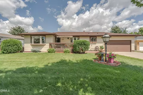 512 Lansing Ln, Bismarck, ND 58504