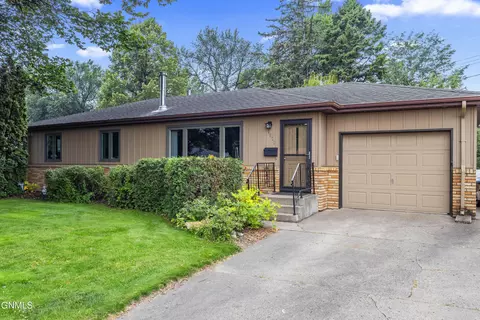 1822 Marian Dr, Bismarck, ND 58501