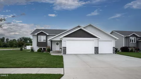 3926 Leighton Dr, Bismarck, ND 58504
