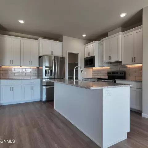 Kitchen - 2403 Dutton Cir SE, Mandan, ND 58554 photo 2 of 3