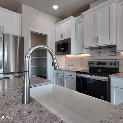 Kitchen - 2403 Dutton Cir SE, Mandan, ND 58554 photo 3 of 3