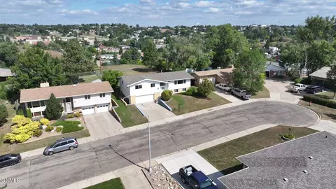 906 3rd St NW, Mandan, ND 58554 photo 3
