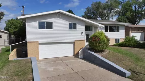 906 3rd St NW, Mandan, ND 58554